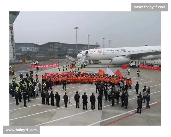 扬州企业家驾机飞越苏超赛场 5 架国产飞机编队空中助威 扬州企业家驾机飞越苏超赛场 5 架国产飞机编队空中助威