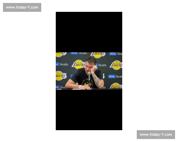 东契奇赛后 “蹭汗” 费尔南德斯 嫌弃表情成亮点