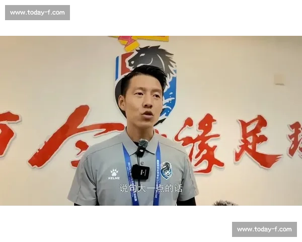 苏超 “西装主帅” 董松：江苏青训后卫的逆袭之路