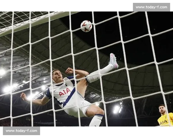 范德芬头球双响封神！热刺 3-0 破咒升前三