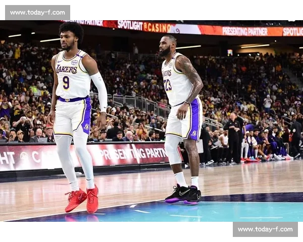 詹姆斯转发布朗尼扣篮训练：父子齐力见证成长！